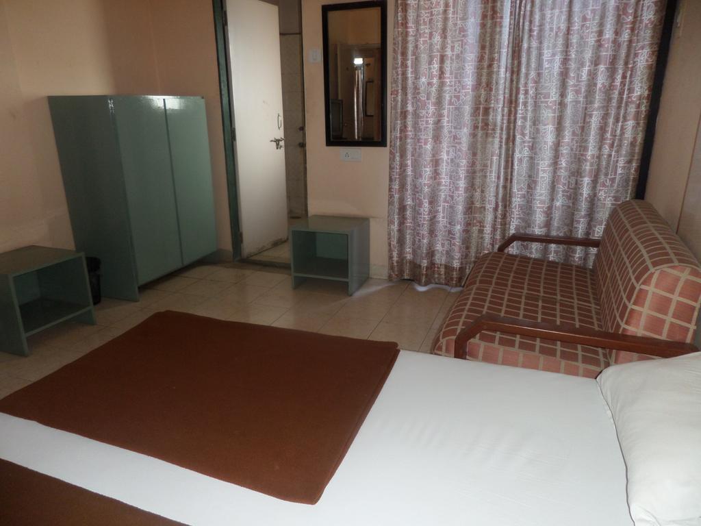Oyo Flagship 37830 Hotel Aakar International Satara Exterior photo